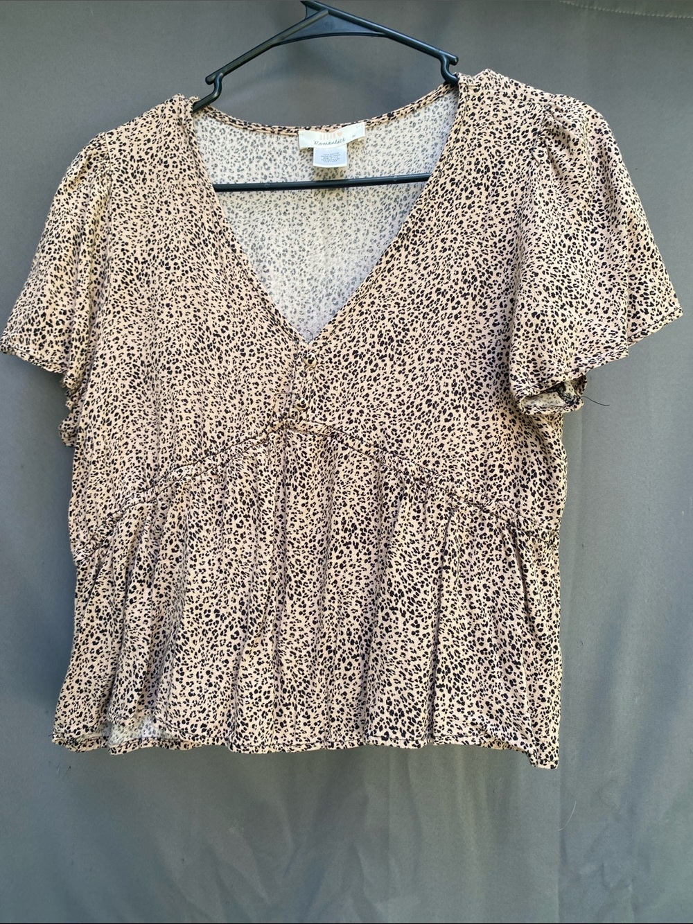 URBAN Romantics Beige and Black Leopard-Print V-Neck Peplum Blouse